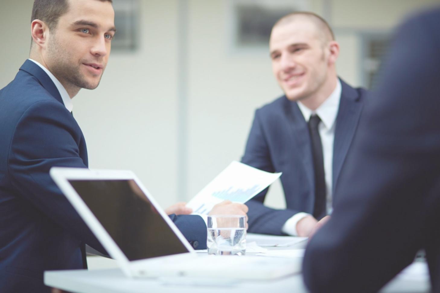 Professioneller Trading-Arbeitsplatz mit mehreren Monitoren